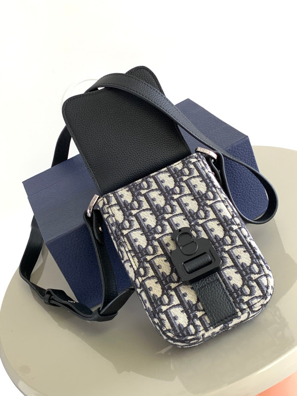 D*or saddle vertical pouch with strap