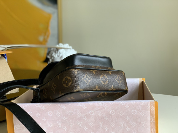 l**is V*t*n christopher wearable wallet