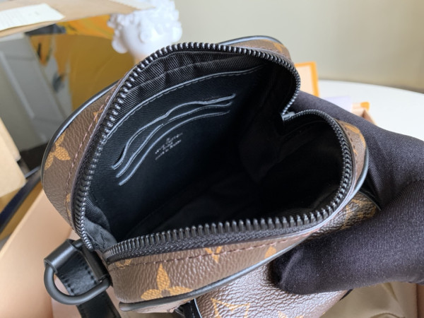 l**is V*t*n christopher wearable wallet