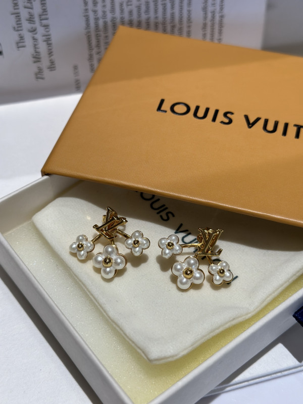 l**is V*t*n earrings