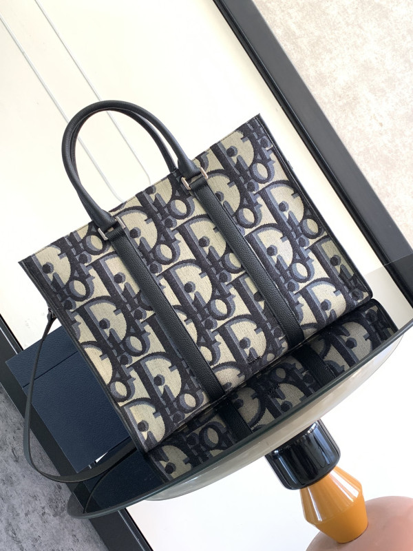 D*or east-west tote bag