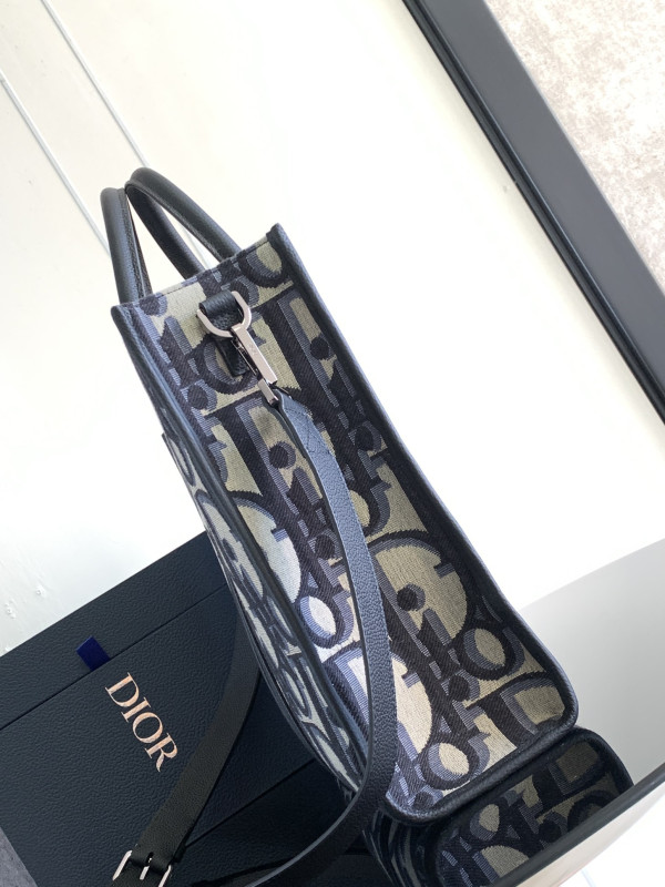 D*or east-west tote bag