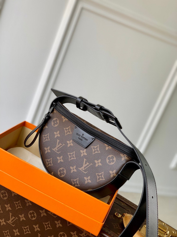 l**is V*t*n moon crossbody