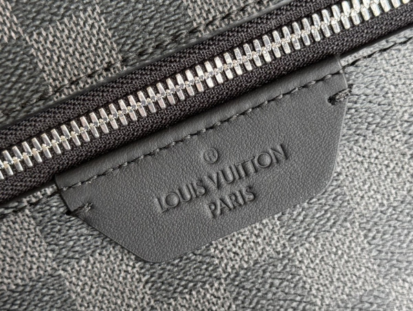 l**is V*t*n discovery backpack pm
