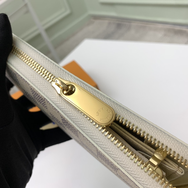 l**is V*t*n zippy wallet
