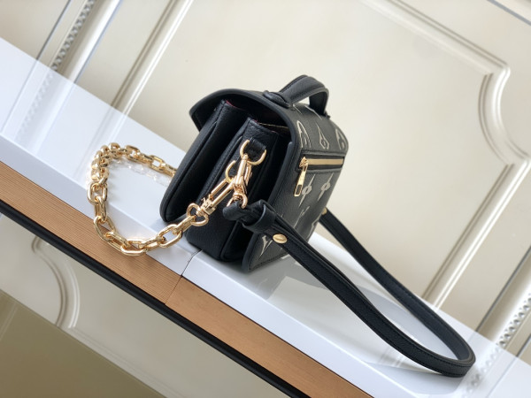l**is V*t*n pochette metis east west