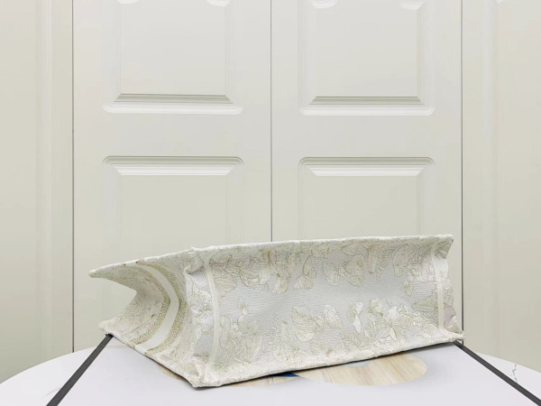 large D*or book tote