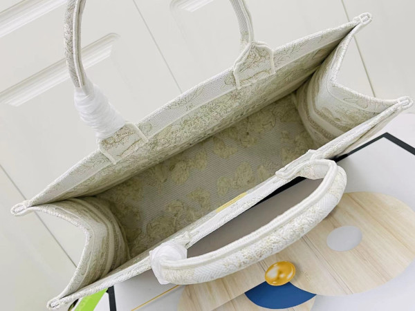large D*or book tote