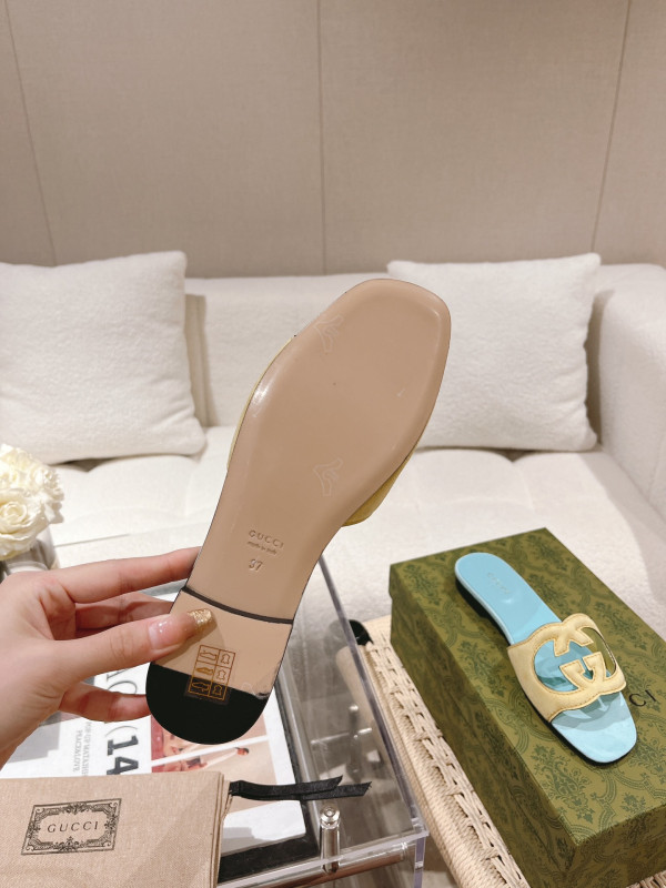 G*u*i slide sandals