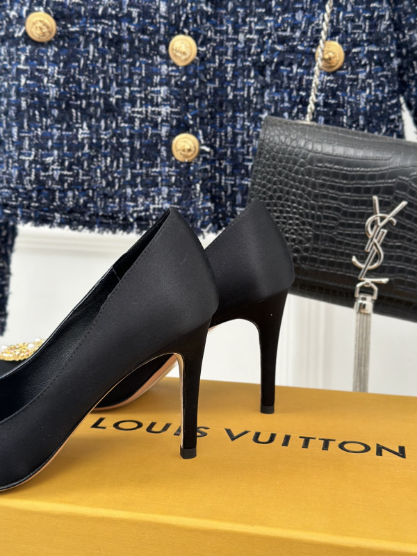 l**is V*t*n heels