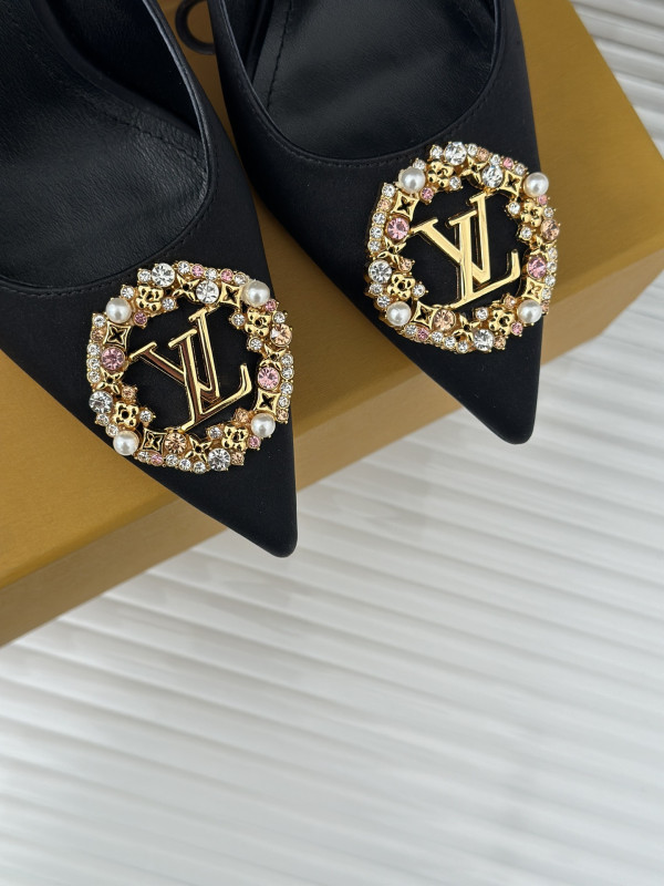 l**is V*t*n heels
