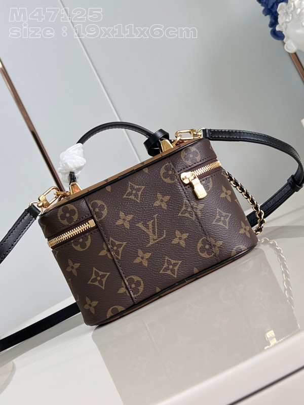 l**is V*t*n vanity chain pouch-19 x 11.5 x 6.5 cm