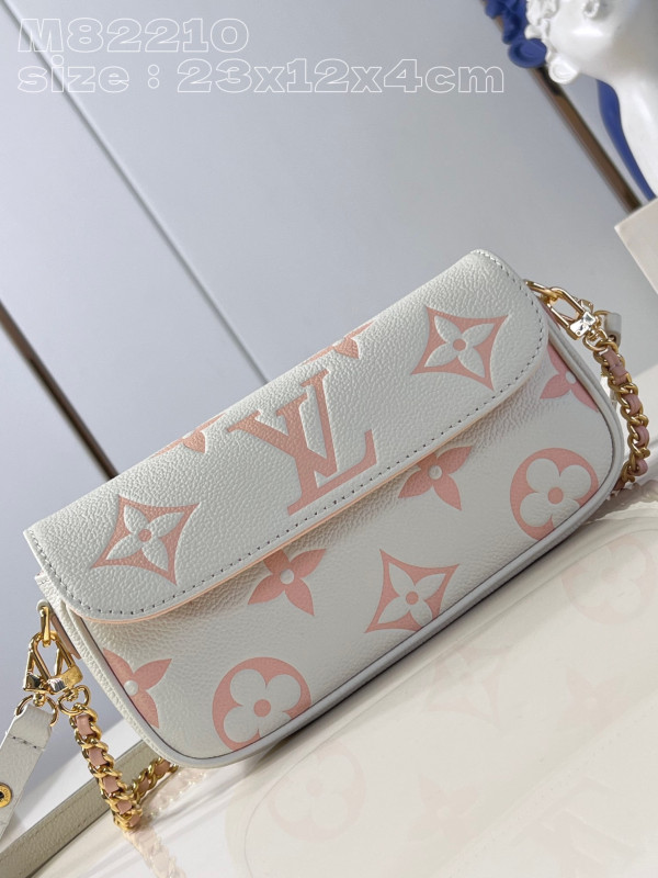 l**is V*t*n wallet on chain ivy-23.5*12*4.3cm