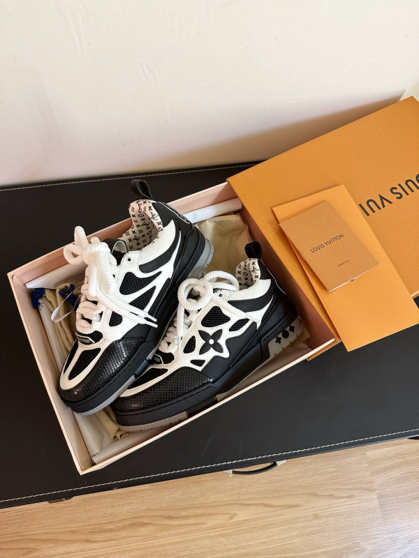 l**is V*t*n sneakers