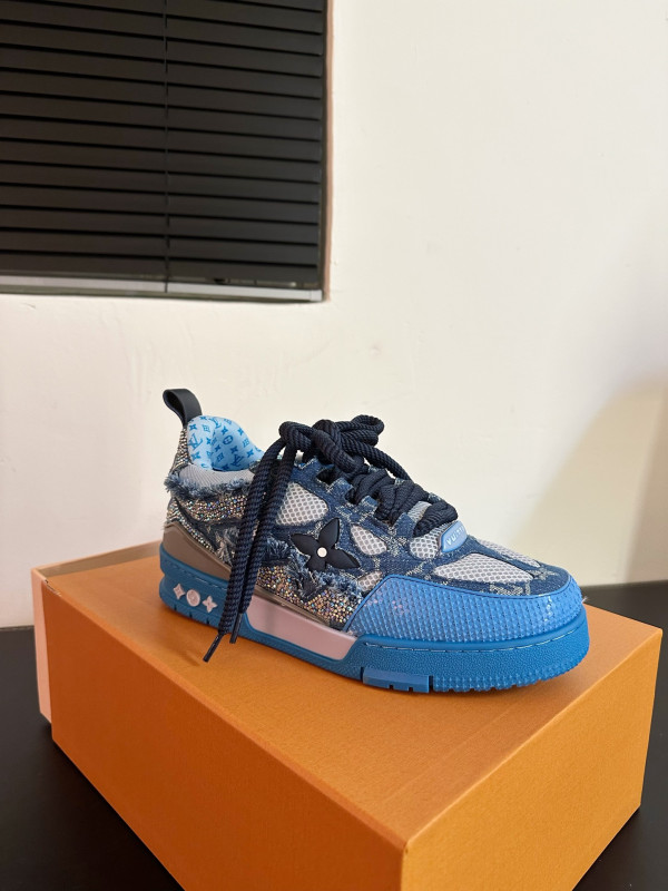 l**is V*t*n sneakers