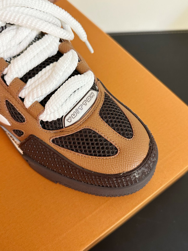 l**is V*t*n sneakers