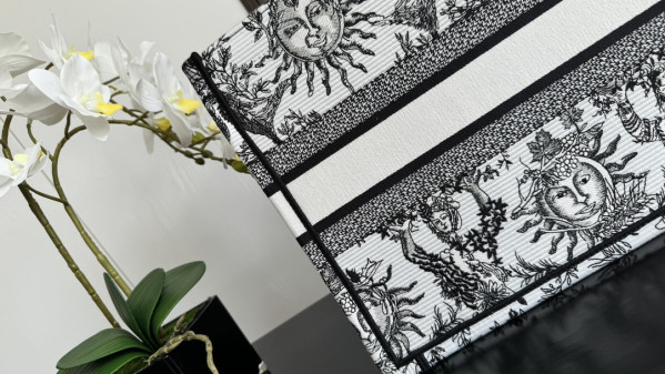 medium D*or book tote-36*18*28cm