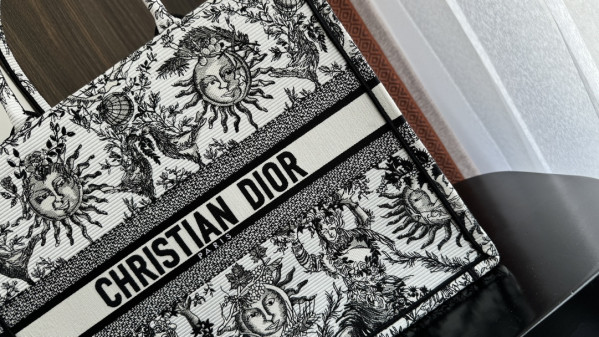 large D*or book tote-42*35*18.5cm