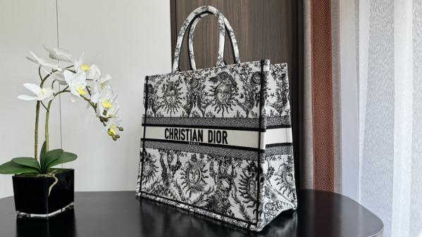 large D*or book tote-42*35*18.5cm