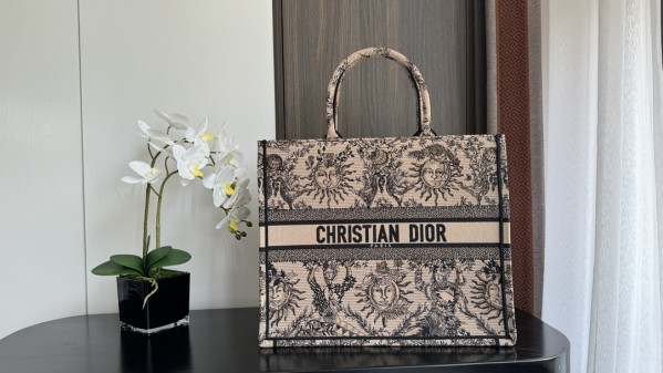 large D*or book tote-42*35*18.5cm
