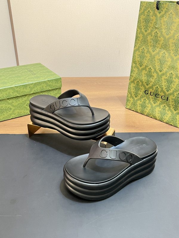 G*u*i slide sandals