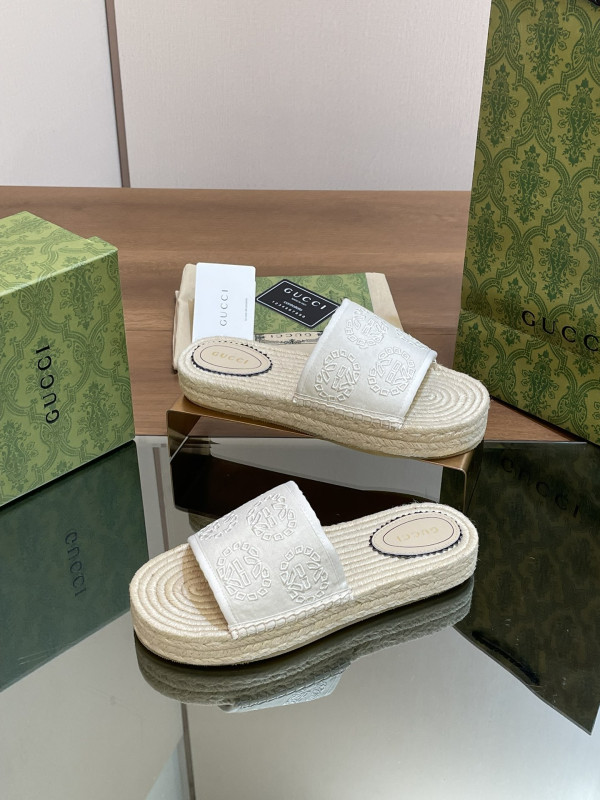 G*u*i slide sandals