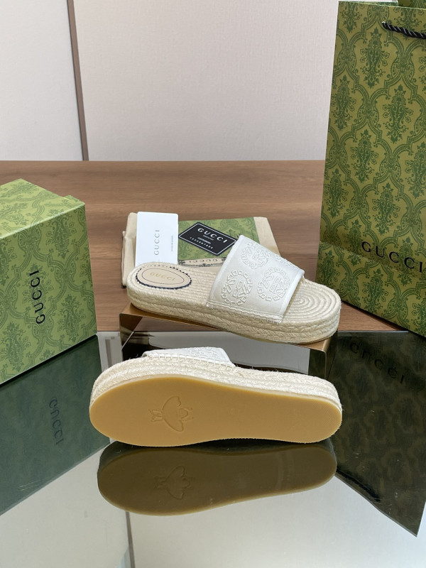 G*u*i slide sandals