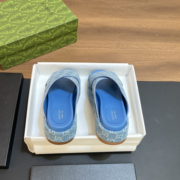 G*u*i slide sandals