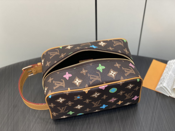 l**is V*t*n locker dopp kit bag-23*13*12cm