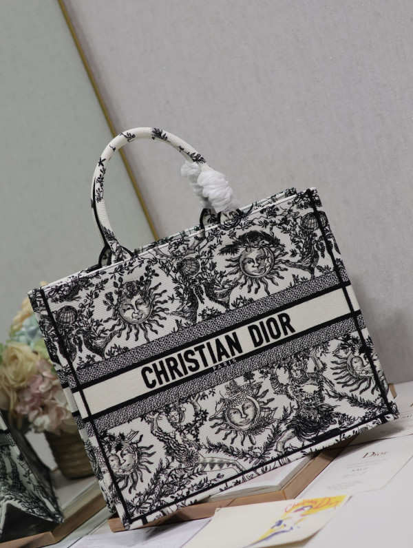 large D*or book tote-42*35*18.5cm