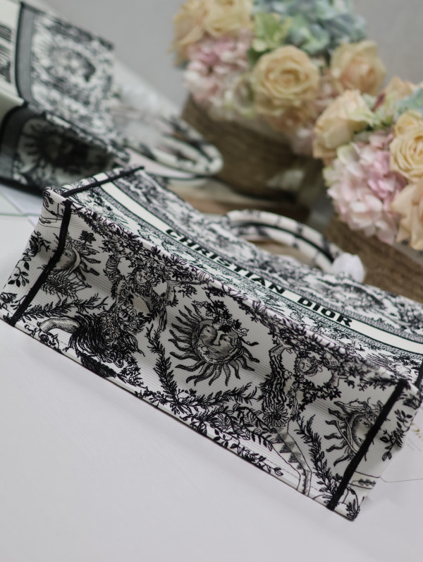 large D*or book tote-42*35*18.5cm