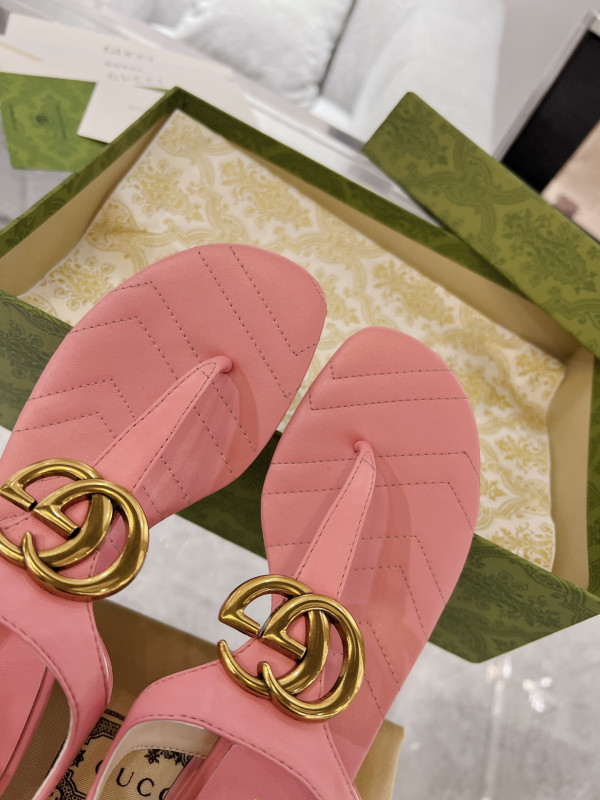 G*u*i slide sandals