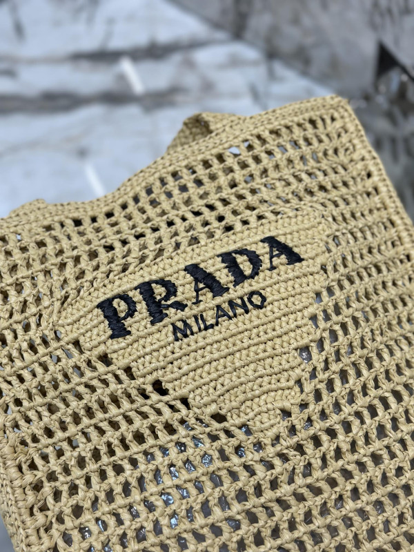 Pra*a crochet tote bag