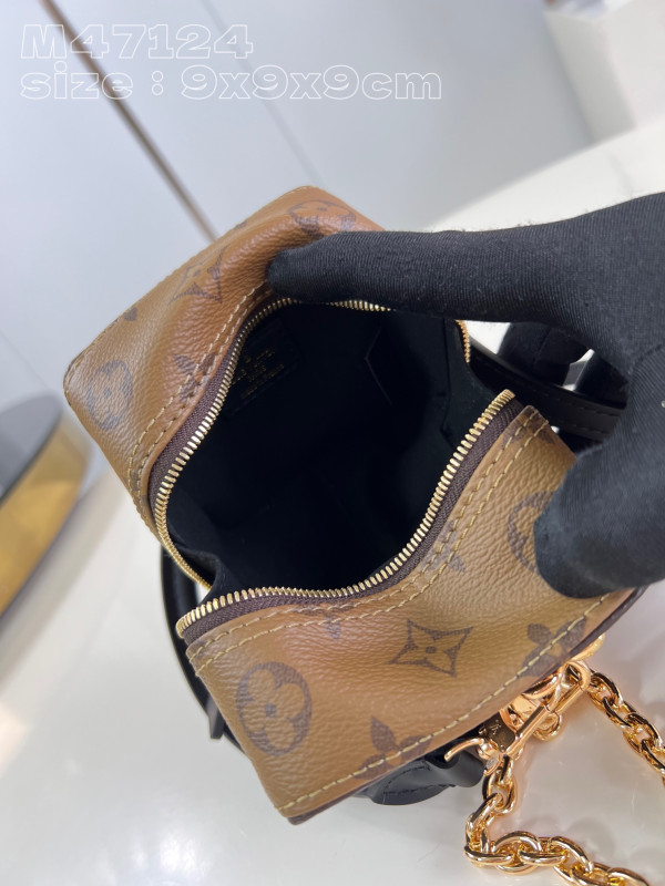 l**is V*t*n dice bag-9.5*9.5*9.5cm