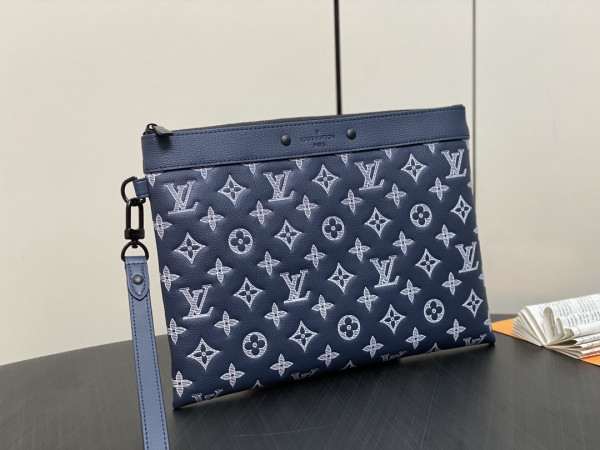 l**is V*t*n pochette to-go-30*21.5*2cm