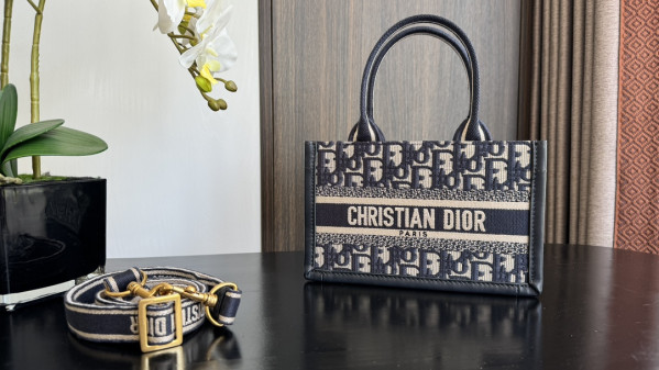 D*or mini book tote-21.5*13*7.5cm