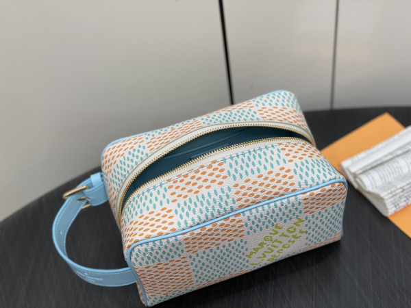 l**is V*t*n locker dopp kit bag-23*13*12cm
