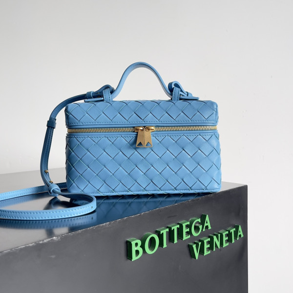 Bo*te*ga ve*ne*ta vanity case crossbody bag