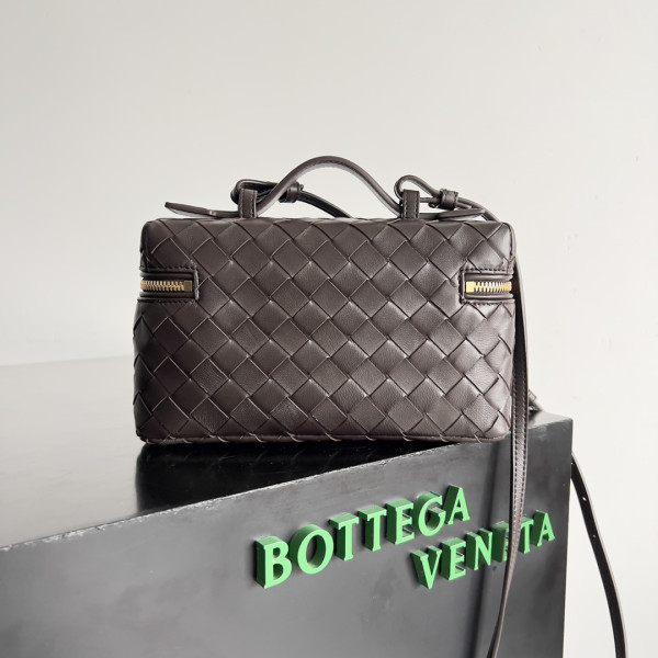 Bo*te*ga ve*ne*ta vanity case crossbody bag
