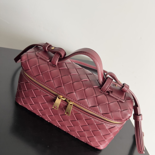Bo*te*ga ve*ne*ta vanity case crossbody bag
