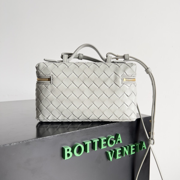 Bo*te*ga ve*ne*ta vanity case crossbody bag
