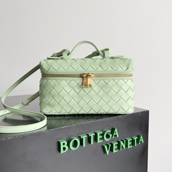Bo*te*ga ve*ne*ta vanity case crossbody bag