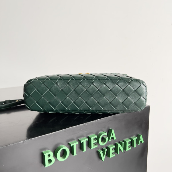 Bo*te*ga ve*ne*ta vanity case crossbody bag