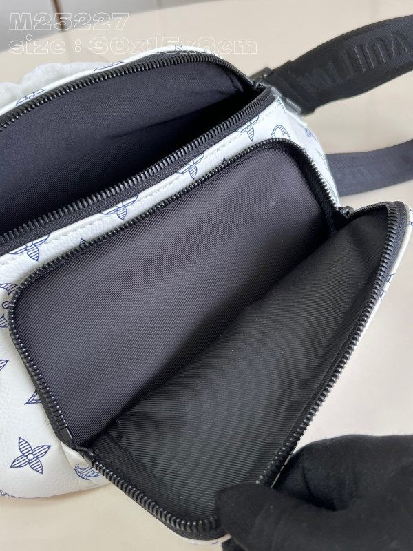 l**is V*t*n rush bumbag-30*15*8cm