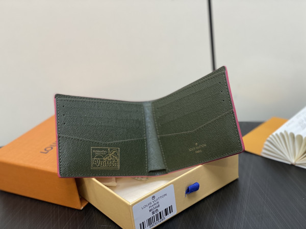 l**is V*t*n slender wallet-11*8.5*2cm