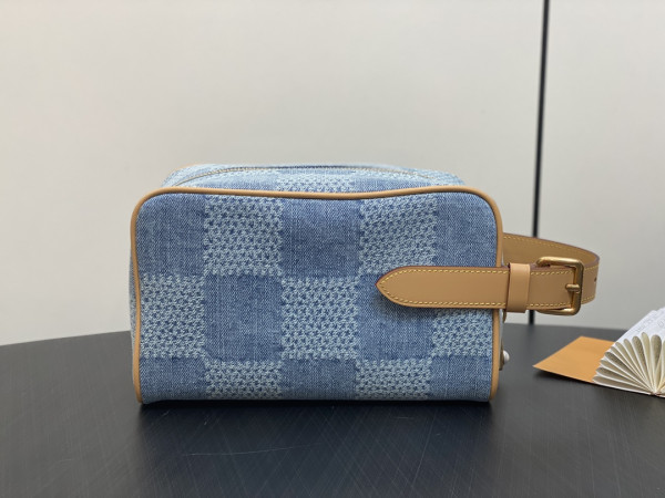 l**is V*t*n locker dopp kit bag-23*13*12cm