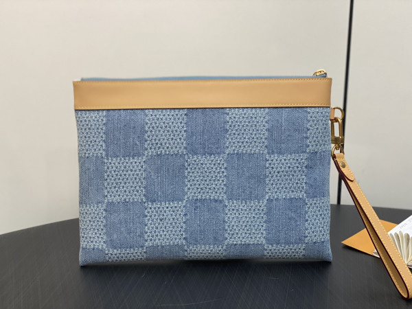 l**is V*t*n pochette to-go-30*21.5*2cm