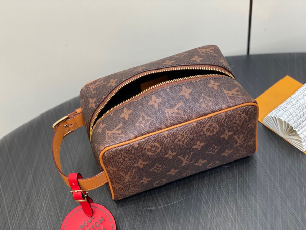 l**is V*t*n locker dopp kit bag-23*13*12cm