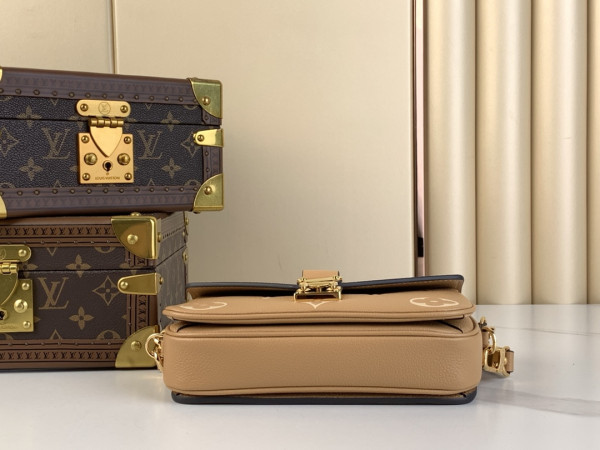l**is V*t*n pochette metis east west