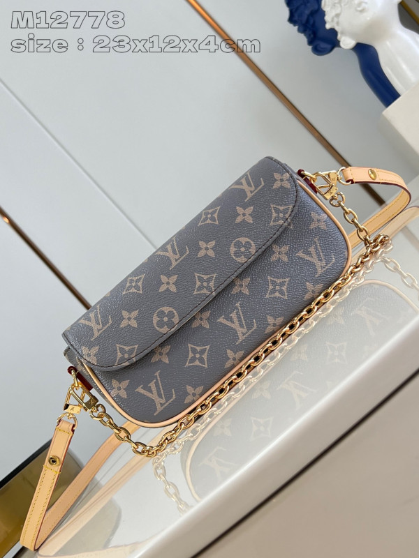 l**is V*t*n wallet on chain ivy-23.5*12*4.3cm